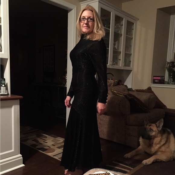 Beautiful long black 20s style dress. Designer is Zakura from Holt Renfrews - Picture 7 of 7